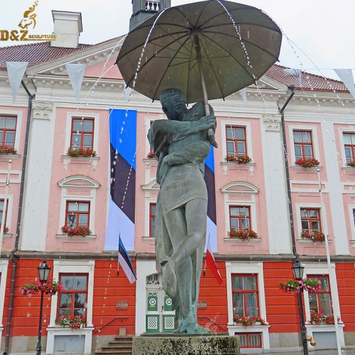 Life size couple kiss under the umbrella bronze statue fountain DZB-219