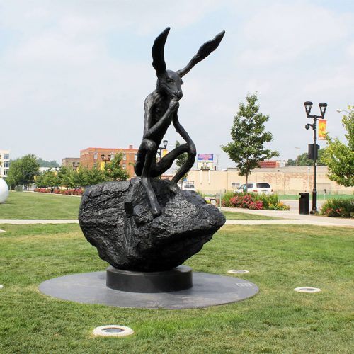 Garden decoration thinker on the rock bronze hare statue by Barry Flanagan DZB-269