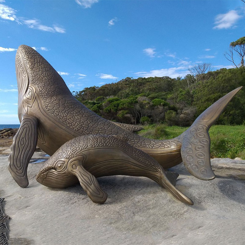 Laege size bronze mother and baby whales statue on seaside decoration