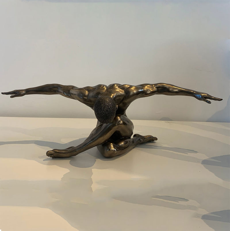 Customized size bronze sitting nude man with outstretched arm for home decoration