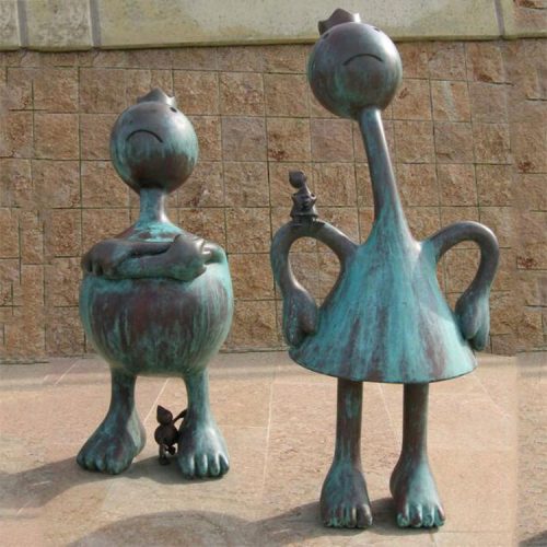 Fairytale bronze sculpture of king and aueen by Tom Otterness in public art DZB-287