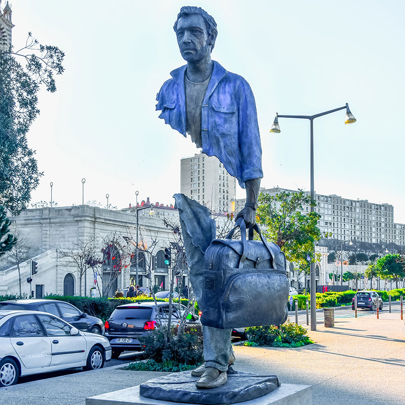 Replicated bruno catalano life size bronze traveler statue for hotal decoration