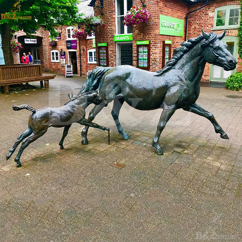 Life size animal bronze mare and foal statue for outdoor garden decoration