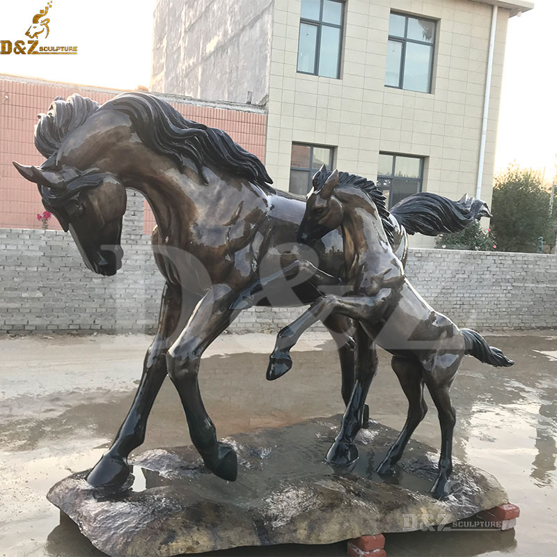 Customized running bronze mare and foal statue for garden lawn decoration