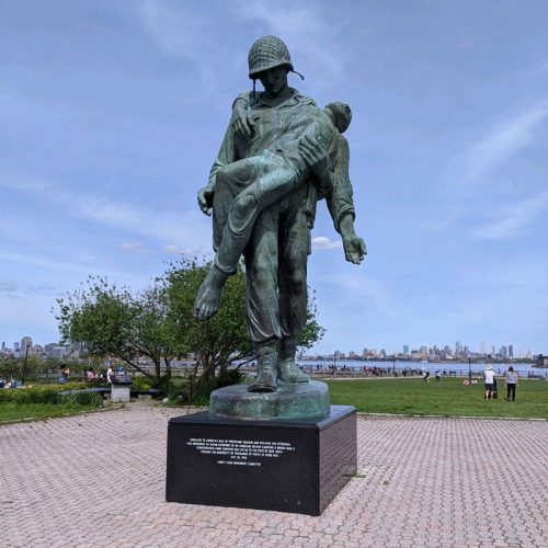 Liberation Monument war memorial life size bronze soldier statue DZB-338